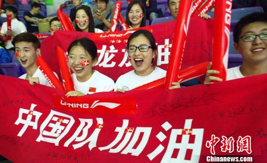 中国台北战神队啦啦队员为球队加油，与球迷互动活跃气氛