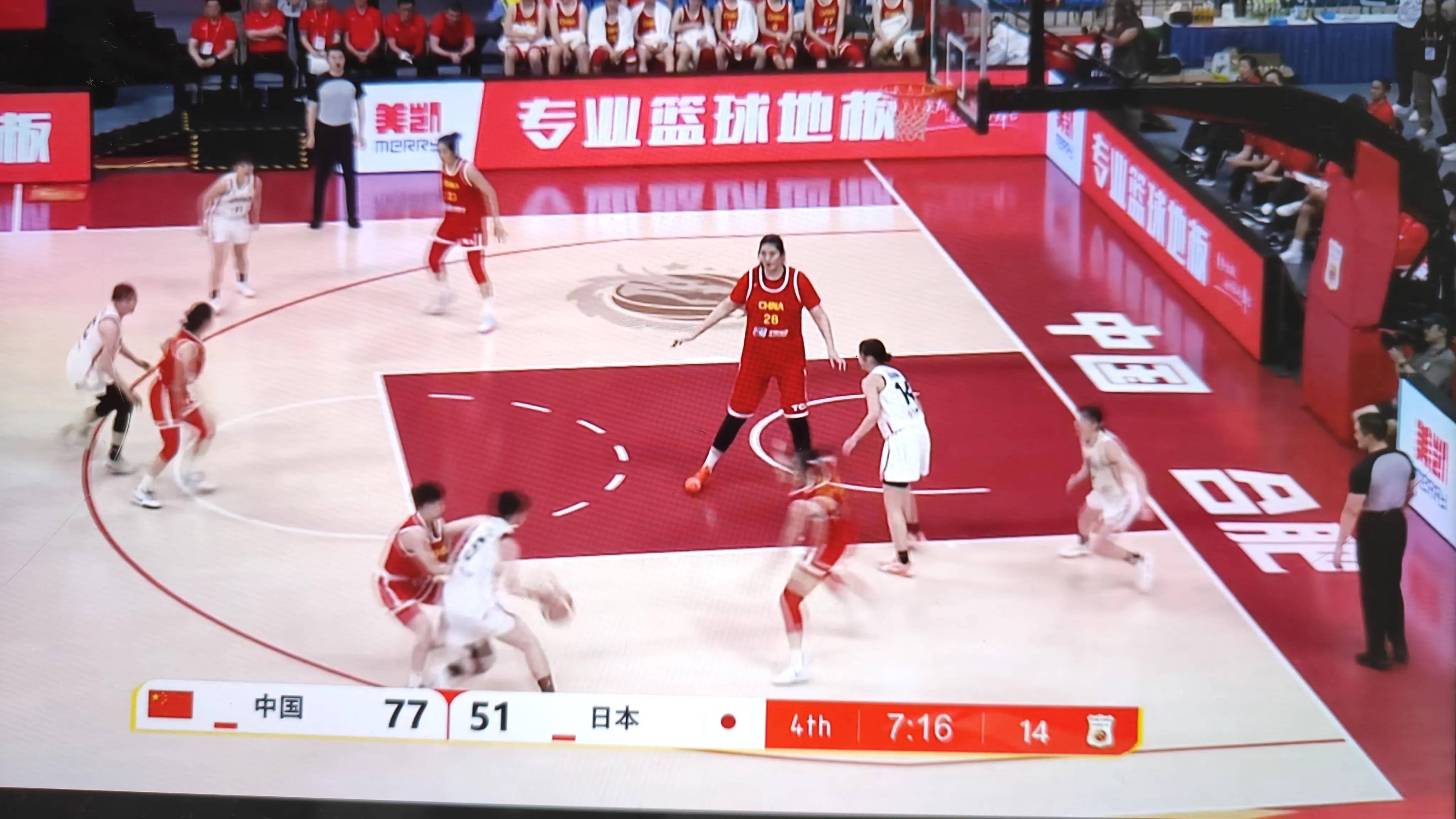 中国女篮昨晚对阵日本女篮精彩瞬间全场93-61大胜对手