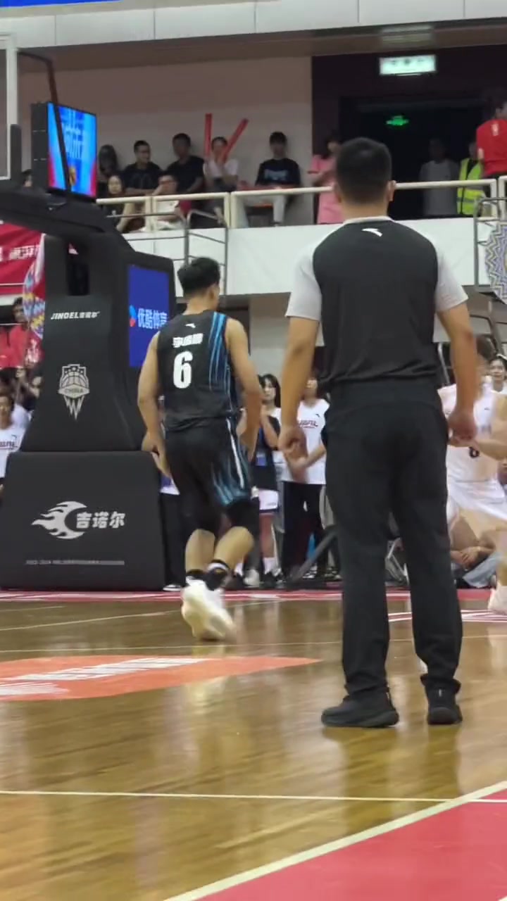 包含叶润峰全场16中4，三分14中2得到10分3板2助1抢断的词条