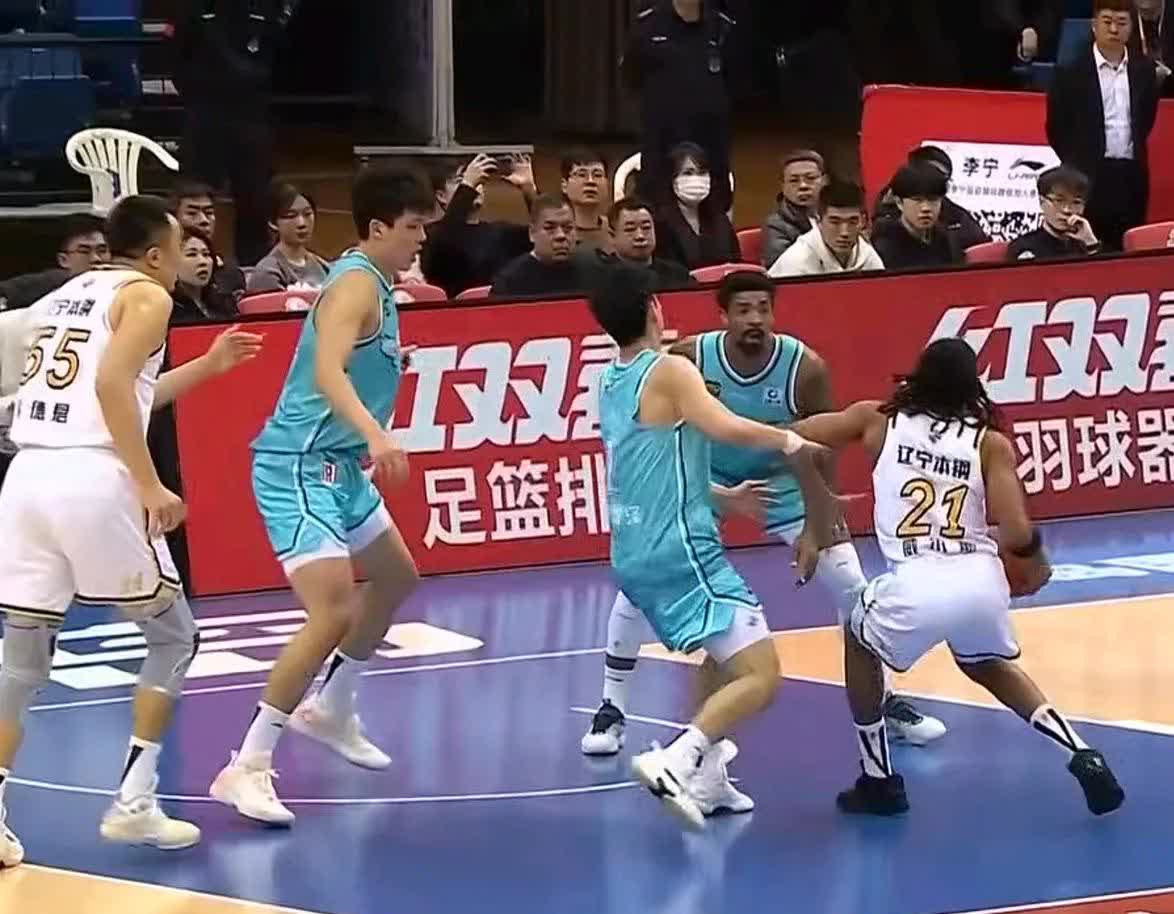 华体会全站-关于杨瀚森连得5分打停鹈鹕，下场与队友握手相互打气的信息